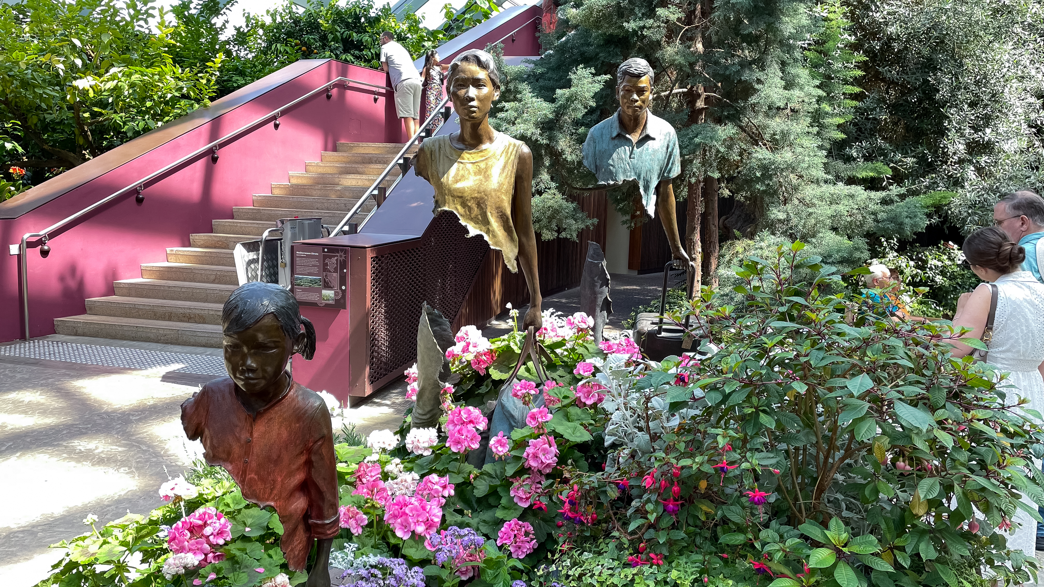 Singapore - Flower Dome med staty av Bruno Catalano